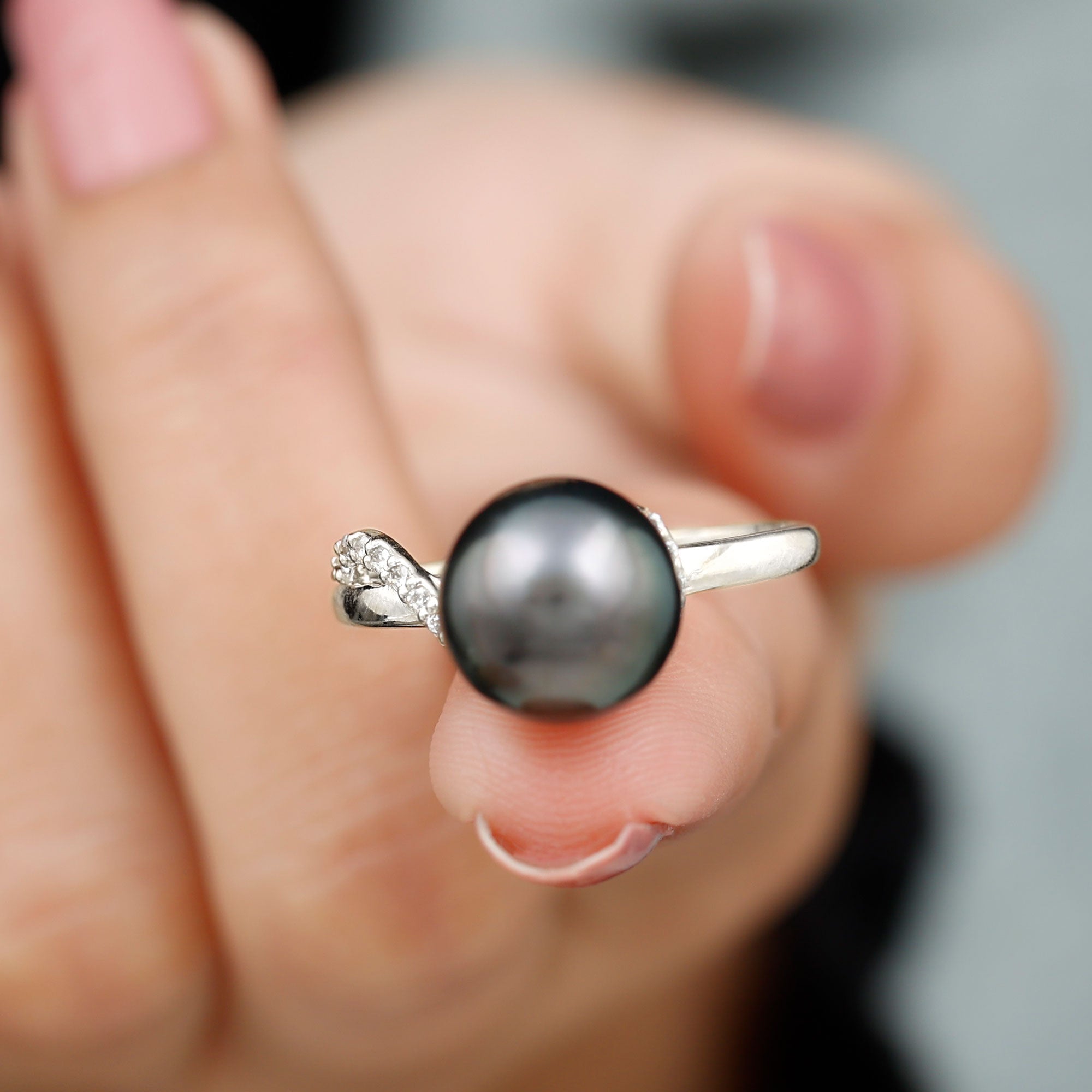 10k White Gold Tahitian Pearl Solitaire Ring Pearl outlet is 10mm and is a size 6.5 and