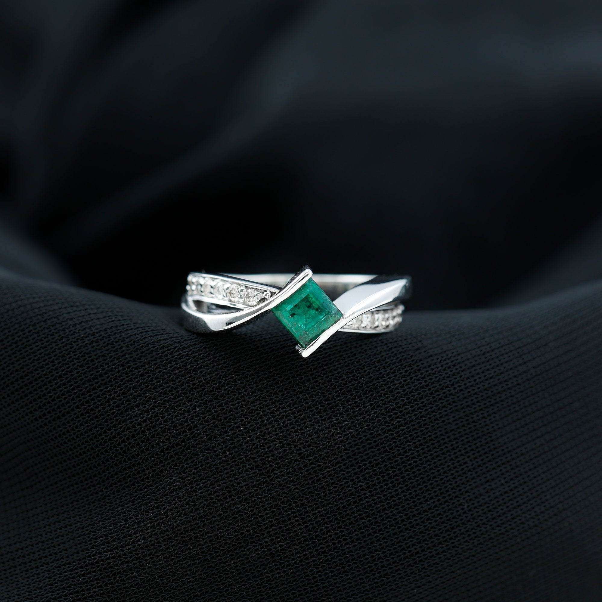 Princess Cut Lab Grown Emerald Bypass forlovelsesring med diamant Rosec Jewels