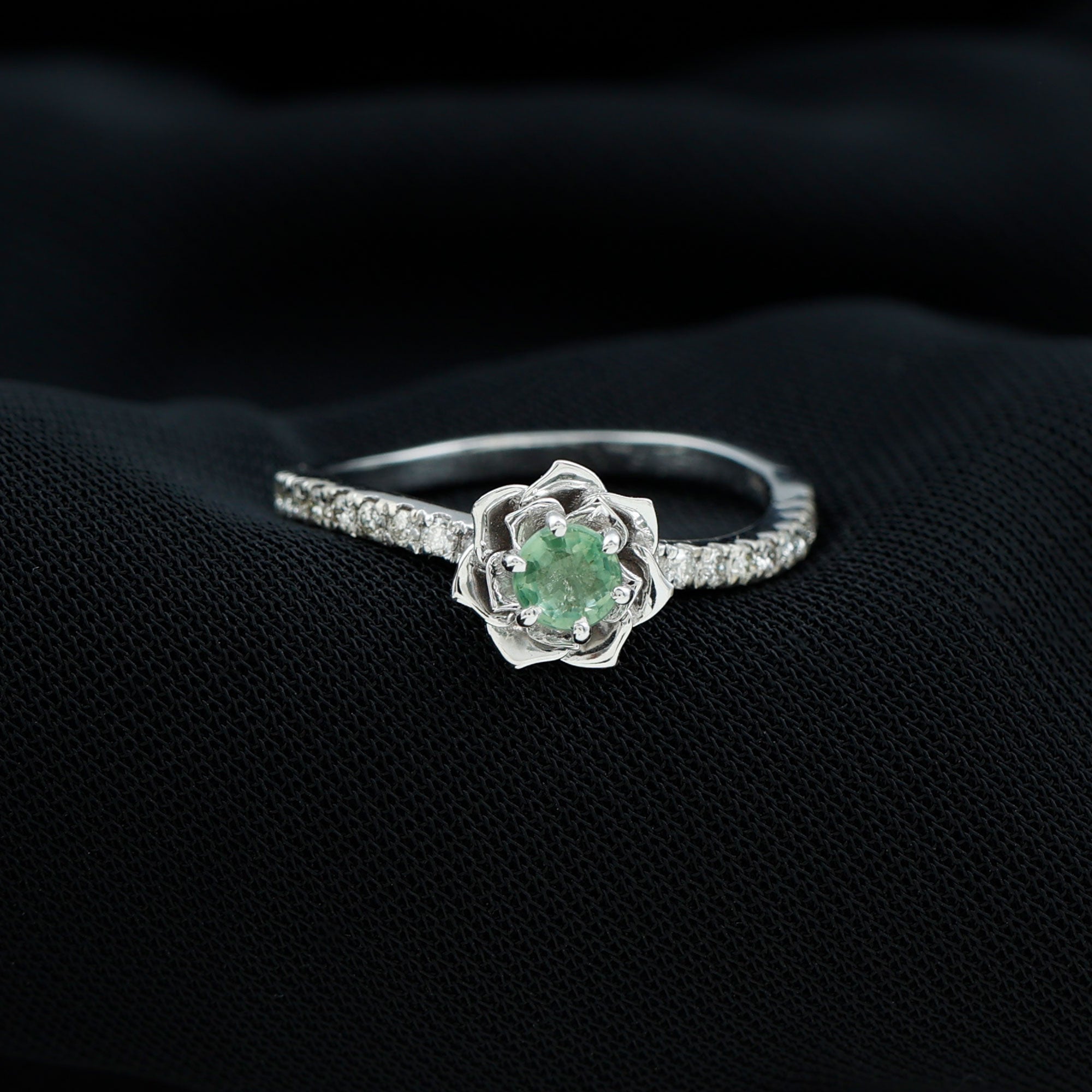 Anillo de compromiso con flor de diamantes y zafiro verde Oro amarillo de 14 quilates. Plata de ley 92 5. 4.5