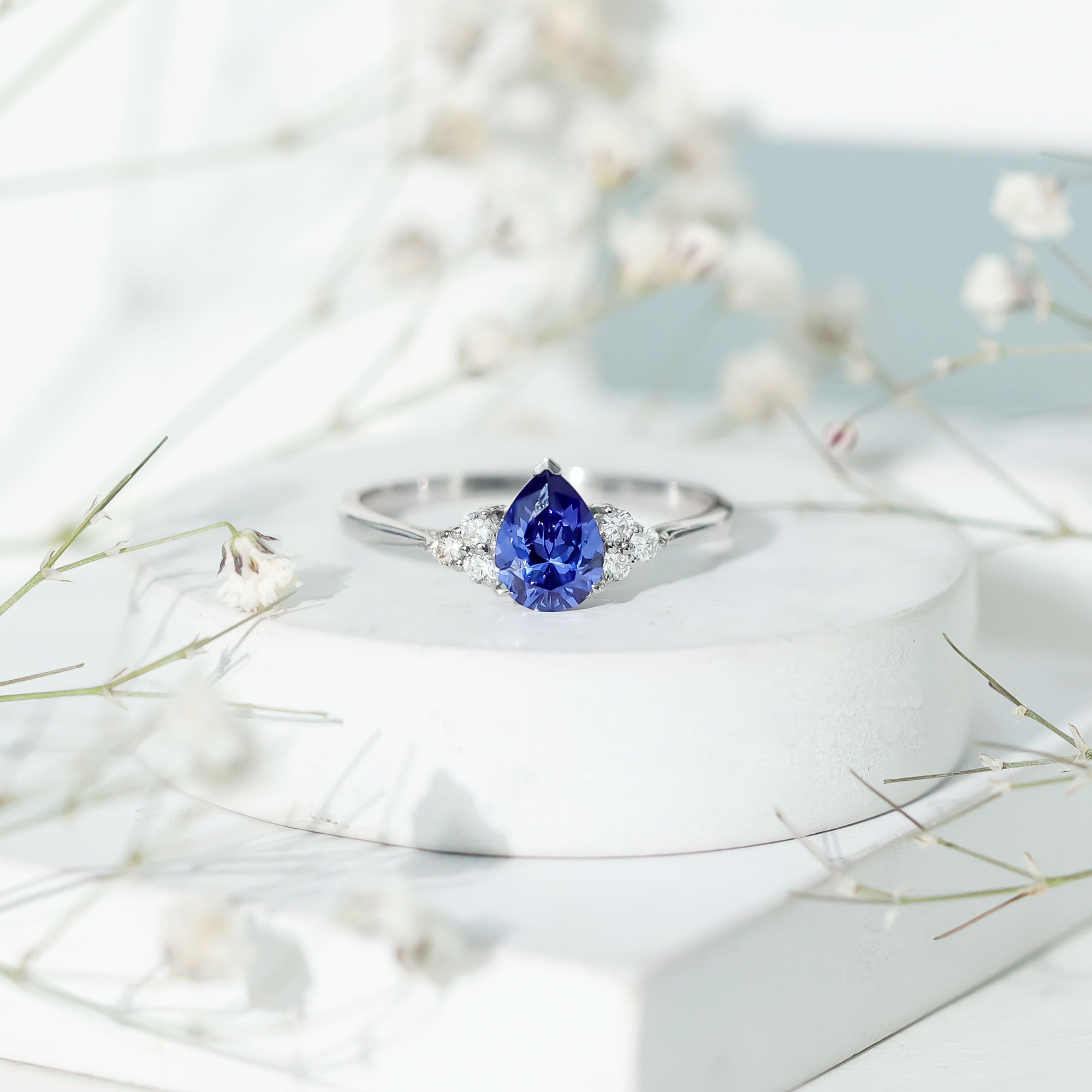 Bague solitaire saphir bleu synthetique en forme de poire avec trio de diamants Lab Created Blue Sapphire AAAA Quality 92.5 Sterling